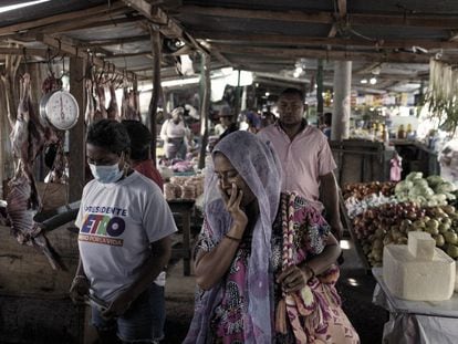 Compradores en un mercado de alimentos en Riohacha, Colombia, el sábado 2 de agosto de 2022.