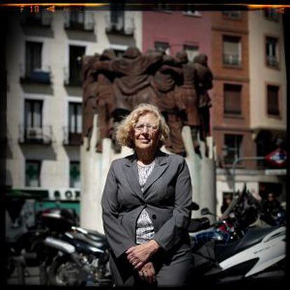 Manuela Carmena, candidata de Ahora Madrid, en el monumento a los abogados asesinados en la calle de Atocha.