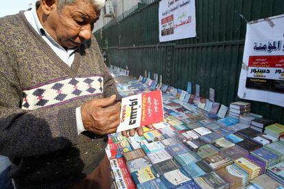 Un egipcio compra una copia de la constituci&oacute;n en una calle de El Cairo.