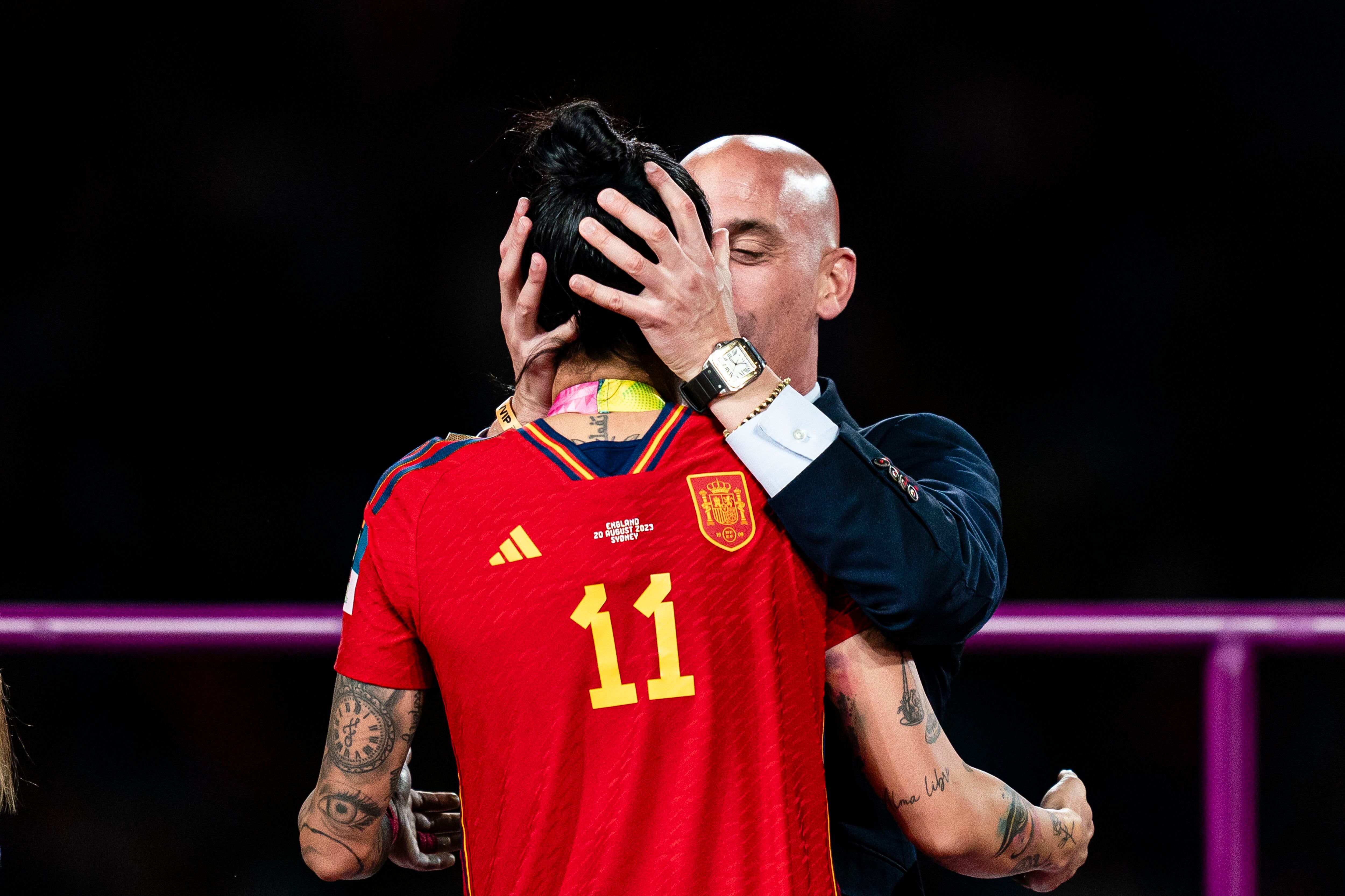 El entonces presidente de la Federación Española de Fútbol, Luis Rubiales, en el momento de besar a la jugadora Jennifer Hermoso tras la final de Mundial de este verano.