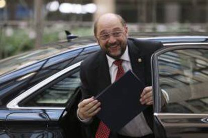 El presidente del Parlamento Europeo, Martin Schulz, baja de un vehículo a su llegada a la reunión del Consejo Europeo que se celebra en la sede de la institución en Bruselas (Bélgica), hoy, jueves 24 de octubre de 2013.