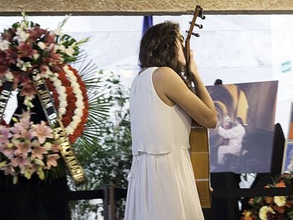 Alba Molina, besa la guitarra de su padre, Manuel Molina.