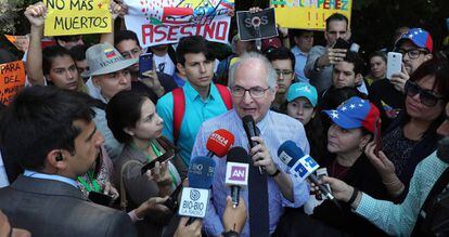 El opositor venezolano exiliado Antonio Ledezma
  atiende a los periodistas en  Santiago de Chile.
