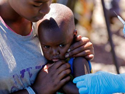 Un niño es vacunado contra el ébola en Goma.