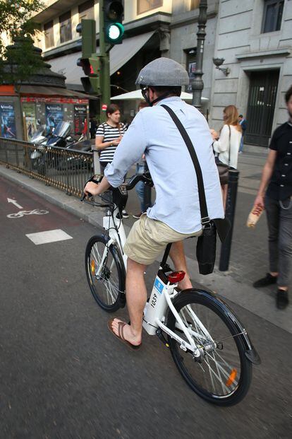 Para circular por ciudad no es obligatorio el uso del casco. Solo es taxativo para los menores de edad.
