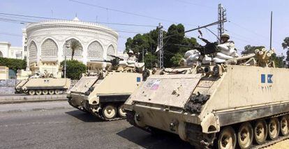 Tanques desplegados el viernes ante el palacio presidencial en El Cairo.