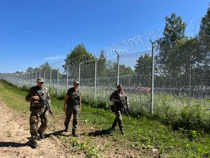 Una patrulla en la zona de Bajorai, en la frontera entre Lituania y Bielorrusia, este viernes.