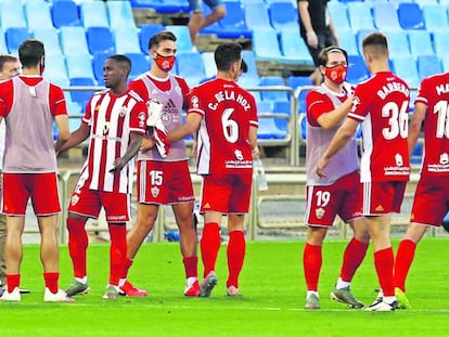 Jugadores del Almería tras un partido ante el Zaragoza.