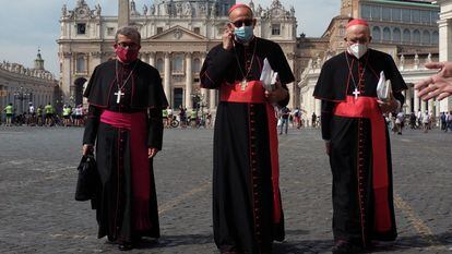 Desde la izquierda, el secretario general de la Conferencia Episcopal Española, Luis Argüello; el presidente, cardenal arzobispo de Barcelona, Juan José Omella, y el vicepresidente, el cardenal arzobispo de Madrid, Carlos Osoro, en 2020.