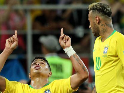 Thiago Silva junto a Neymar celebra el segundo gol de Brasil