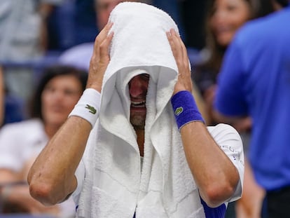 Novak Djokovic se cubre con una toalla mientras llora durante una pausa de la final.