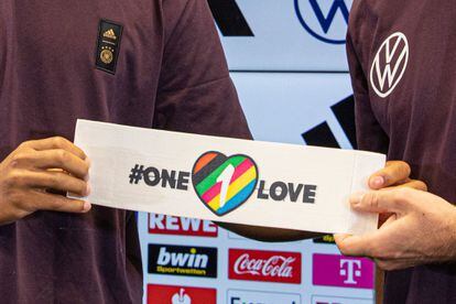 L'équipe allemande présente le bracelet qu'elle portera lors de la Coupe du monde, en soutien à la communauté LGTBI.