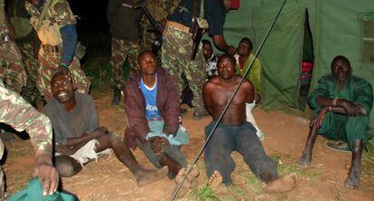 Prisioneros de Renamo junto a soldados del Ejército, el 17 de octubre.