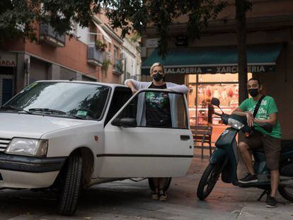 Dos propietarios de vehículos sin etiqueta ambiental de Barcelona, en 2020.