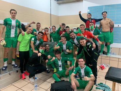 Los jugadores del Cornellà festejan su triunfo ante el Marino.