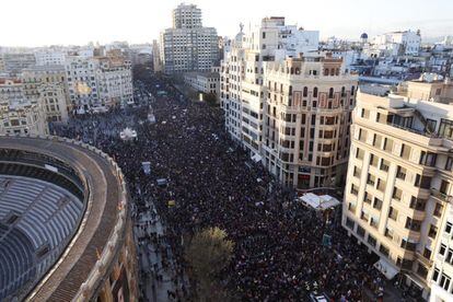 Vista general del inicio de la manifestación del Día Internacional de la Mujer celebrada este viernes en Valencia.