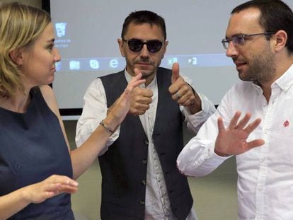 Luis Alegre, a la derecha, habla con Tania S&aacute;nchez y Juan Carlos Monedero. 