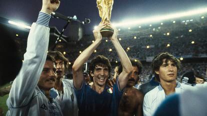 El jugador Italiano Paolo Rossi levanta el trofeo de la Copa del Mundo tras ganar a la selección alemana, por 3-1, en el Mundial de España 1982.