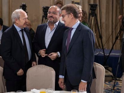 El presidente del PP, Alberto Núñez Feijóo, junto al expresidente de la Generalitat, el socialista José Montilla (izquierda), y el presidente del PPC, Alejandro Fernández (centro), este miércoles, en un desayuno informativo en Barcelona.