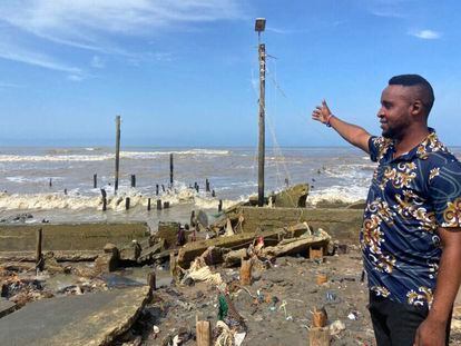Akingboye Thompson señala los restos dejados por el mar embravecido, que continúa creciendo a lo largo de la costa de Nigeria.
