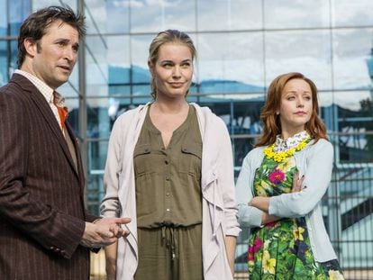 Noah Wyle, Rebecca Romijn y Lindy Booth en 'The Librarians'.