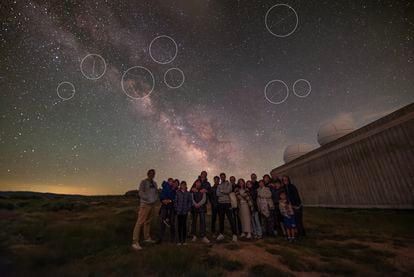 Astrofotografía de amplio campo realizada durante una visita al Centro Astronómico Trevinca en A Veiga (Ourense), el día 7 de julio de 2023 a las 23:59 horas, con una exposición de 10 segundos.  Los círculos marcan las huellas dejadas por los satélites de telecomunicaciones en órbita terrestre baja.