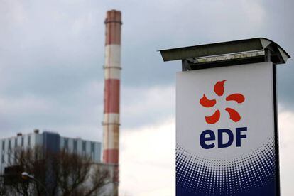 El logo de empresa estatal EDF en Cordemais, Francia