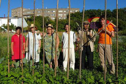 Pili, Ángeles, Josefa, Noelia, Domingo y Pedro, algunos de los vecinos de Ferrol que cultivan las tierras del barrio de Canido.