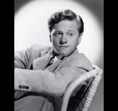 Nacido como Joseph Yule Jr. (Nueva York, 1920), Mickey Rooney debutó en el cine a los seis años. Su larga carrera comprende 150 películas.