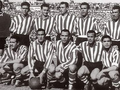 Agachados, los cinco futbolistas que compusieron la delantera mítica del Athletic. De izquierda a derecha, Iriondo, Venancio, Zarra, Panizo y Gaínza.
