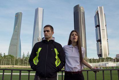 El valenciano Carlos Sáez, de 24 años, y la madrileña Claudia Mate, de 27, artífices de Cloaque, fotografiados en Madrid.