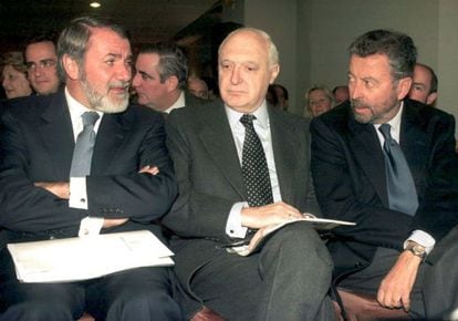 José Pedro Pérez-Llorca, en el centro, junto a Mayor Oreja (izquierda) y Alberto Oliat (derecha), en una imagen de archivo.