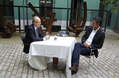 Los diputados Gabriel Elorriaga (PP) y Eduardo Madina (PSOE) charlan sobre temas de actualidad.