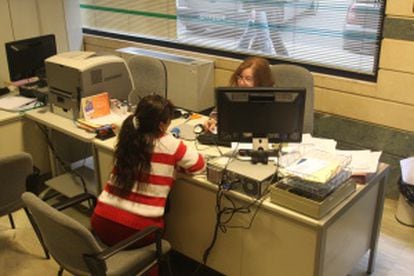 Una desempleada recibe asesoramiento en una oficina de empleo de Bilbao