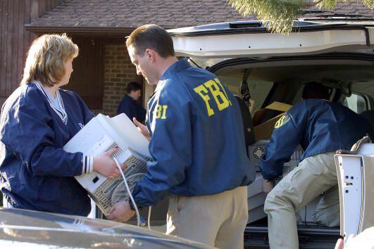 Agentes del FBI retiran evidencia del domicilio de Robert Hanssen en Vienna (Virginia), el 20 de febrero de 2001.