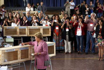Consciente de que parte como favorit, en estos ocho meses de campaña Michelle Bachelet ha evitado las confrontaciones con los otros ocho candidatos.
