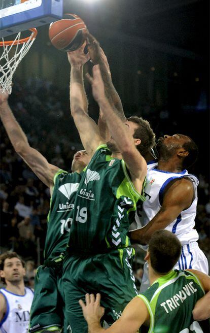 Los jugadores del Real Madrid y Unicaja luchan por el rebote