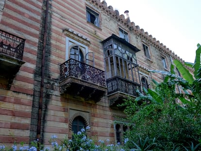 Ventanas sin protección en el tercio abandonado del Ayuntamiento de Sanlúcar, donde languidece una biblioteca egipcia que inspiró el emblema del Ejército del Aire.