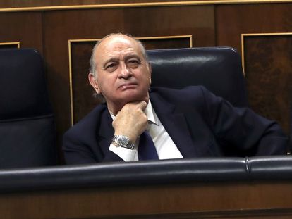 Jorge Fernández Díaz, en el banco azul del Congreso de los Diputados en octubre de 2016, cuando aún era ministro del Interior.