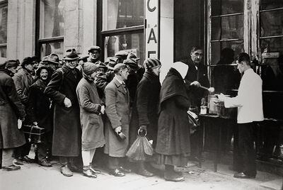 Ciudadanos vieneses, a las puertas de un comedor benéfico el día de Año Nuevo de 1920.