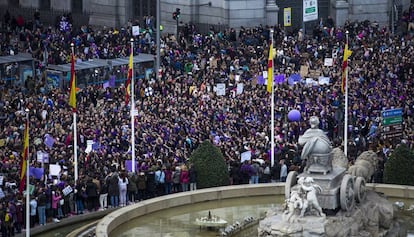 Manifestacion del Dia de la Mujer el 8 de marzo de 2020 a su paso por Cibeles, en Madrid.
