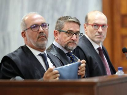 El juez Salvador Alba (en el centro, junto a sus abogados), durante el juicio por conspirar contra Victoria Rosell, en julio de 2019.