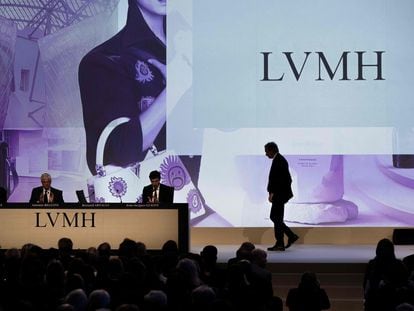 Bernard Arnault (de pie), director ejecutivo de LVMH, durante la asamblea general del grupo en París el pasado mes de abril.