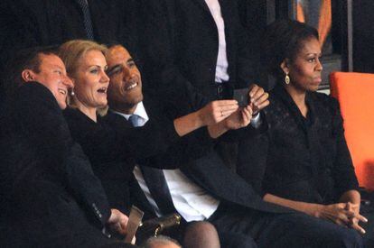 Johannesburgo (Sudáfrica), 10 de diciembre de 2013. El supuesto enfado de Michelle Obama. Ocurrió durante el homenaje al fallecido expresidente sudafricano Nelson Mandela. En la tribuna, el primer ministro británico, David Cameron, la primera ministra danesa, Helle Thorning Schmidt, y el presidente estadounidense, Barack Obama, se hacen una fotografía con un teléfono móvil. Las fotografías publicadas en las que se ve a Obama y a Thorning charlando y riendo con Michelle Obama de fondo con semblante serio dieron muchas horas y 'tuits' de especulaciones con los supuestos celos de la primera dama de EE UU.