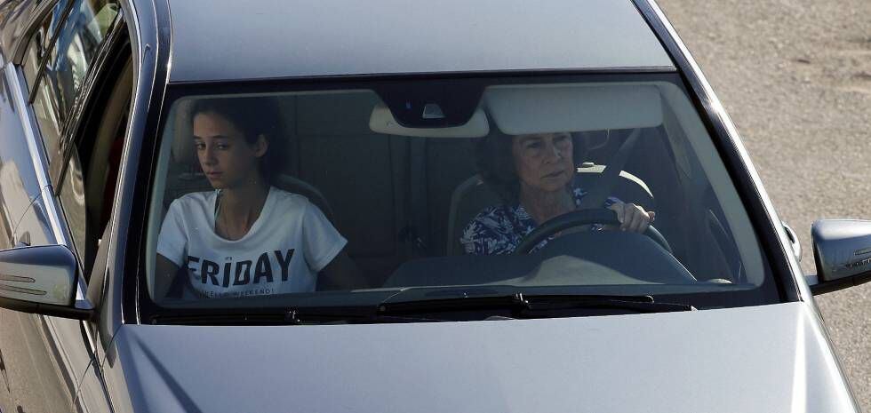 La reina Sofía y Victoria Federica, hija de la infanta Elena, a su llegada en coche a un curso en la Escuela de Vela de Calanova (Mallorca).