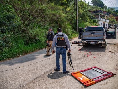 Elementos de la fiscalía estatal en el sitio de la masacre, en Chenalhó (Chiapas), el pasado 2 de junio.