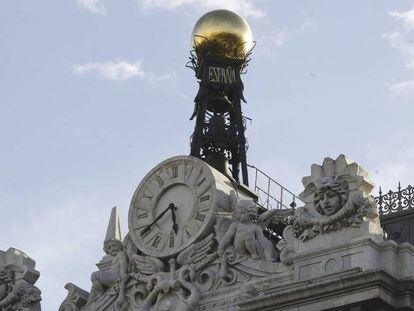 Reloj en la fachada de la sede del Banco de España.