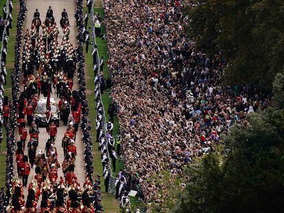 The Ceremonial Procession following the coffin of Queen Elizabeth II, aboard the State Hearse, travels up The Long Walk in Windsor on September 19, 2022, making its final journey to Windsor Castle after the State Funeral Service of Britain's Queen Elizabeth II. - Leaders from around the world attended the state funeral of Queen Elizabeth II. The country's longest-serving monarch, who died aged 96 after 70 years on the throne, was honoured with a state funeral on Monday morning at Westminster Abbey. (Photo by Aaron Chown / POOL / AFP)