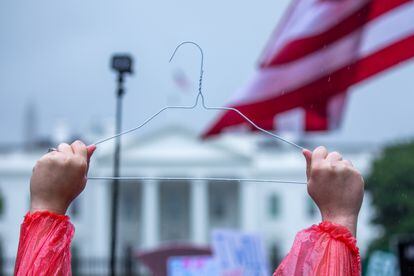 Una activista del derecho a decidir sujeta una percha en señal de protesta frente a la Casa Blanca el pasado 9 de julio.