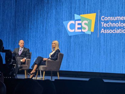 El CEO de la CTA, Gary Shapiro, y la hija y asesora del presidente de EE UU, Donald Trump.